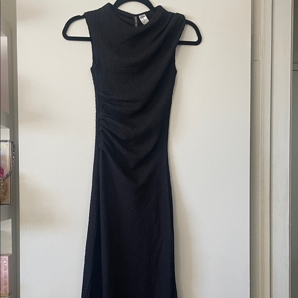 H&M Dresses & Skirts - H&M|Chic Black Textured Midi Dress|XXS|NWT